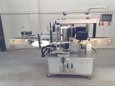 礦泉水貼標機與分卡機 飲料包裝行業的自動化解決方案